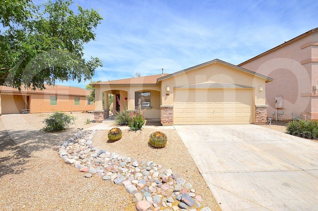 1830 E Renegade Trail in San Tan Valley, AZ - Building Photo