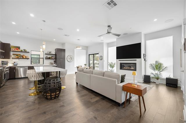property at 425 W 9th St