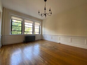 223 Saint Paul St, Unit 2 in Brookline, MA - Foto de edificio - Building Photo