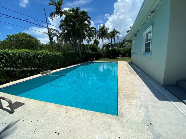 5940 SW 47th St in Miami, FL - Building Photo - Building Photo