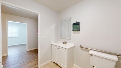 3462 Bechelli Ln-Unit -B in Redding, CA - Building Photo - Building Photo