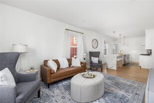 17 Old Beach Rd in Newport, RI - Building Photo