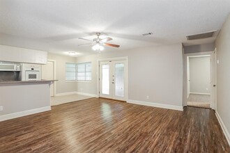 404 Coburn St in League City, TX - Building Photo - Building Photo