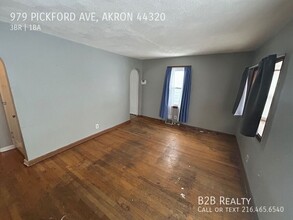 979 Pickford Ave in Akron, OH - Building Photo - Building Photo