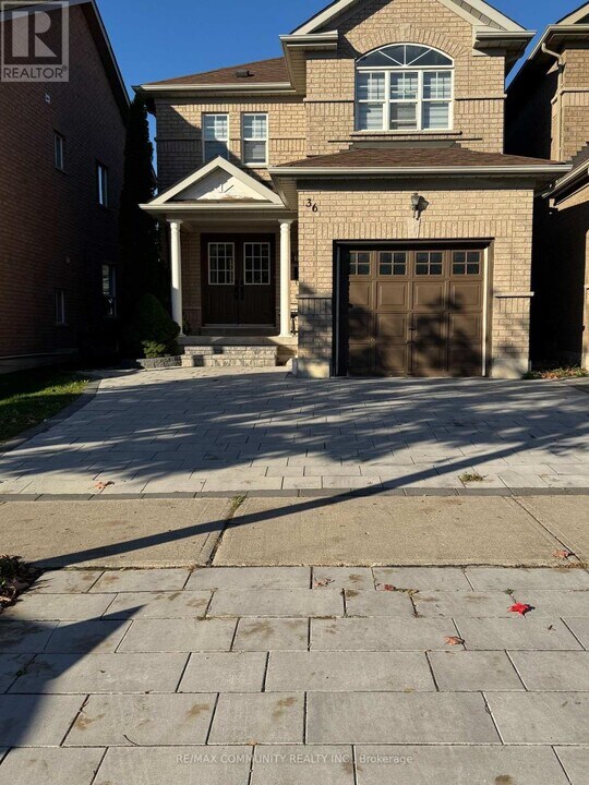 36 Foothill St in Whitby, ON - Building Photo