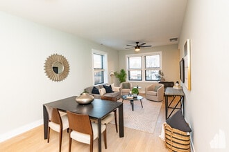 2022 W Montrose Ave, Unit 1A in Chicago, IL - Foto de edificio - Building Photo