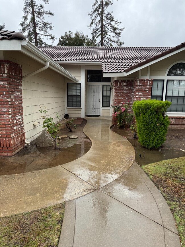 1966 Gibson Ave in Clovis, CA - Foto de edificio - Building Photo