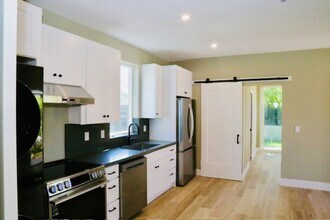 729 Center St in Costa Mesa, CA - Building Photo - Building Photo