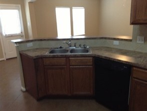 1052 Shadow Glenn Dr in Conroe, TX - Foto de edificio - Building Photo