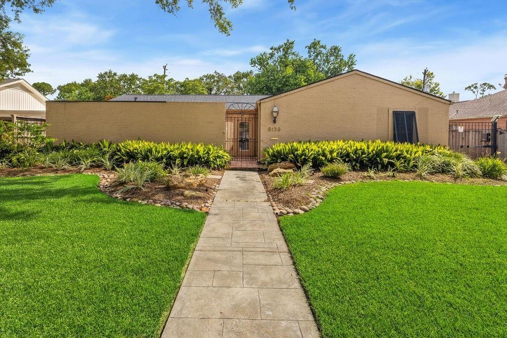 6139 Chevy Chase Dr in Houston, TX - Building Photo