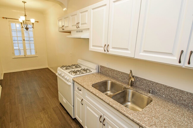 140 Roxbury Dr, Unit 8 in Beverly Hills, CA - Foto de edificio - Building Photo