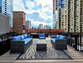 1214 N La Salle Dr, Unit 2J in Chicago, IL - Building Photo - Building Photo