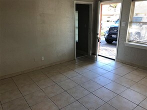 2128 Mulberry Ln in Pasadena, TX - Foto de edificio - Building Photo