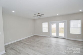 3806 Freedom Dr in Charlotte, NC - Building Photo - Building Photo