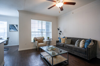 Estates At Bellaire in Houston, TX - Building Photo - Interior Photo