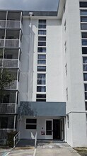 16851 NE 23rd Ave, Unit 217 in North Miami Beach, FL - Building Photo - Building Photo
