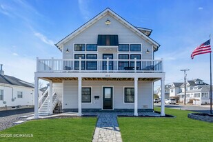 455 E Main St in Manasquan, NJ - Building Photo