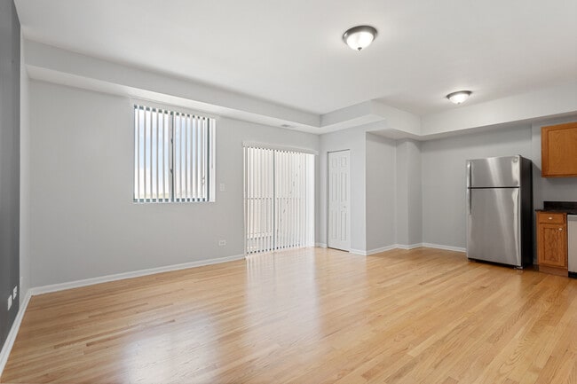 2451 W Howard St in Chicago, IL - Building Photo - Building Photo