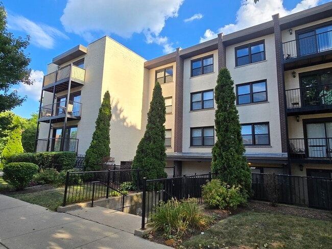property at 1711 W Jarvis Ave