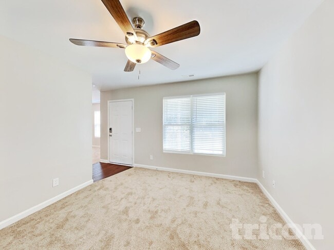 2004 Blue Rock Ct in Greensboro, NC - Foto de edificio - Building Photo