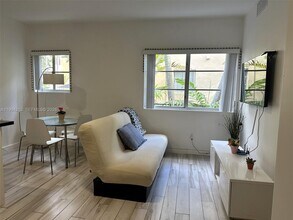 1560 Meridian Ave in Miami Beach, FL - Foto de edificio - Building Photo