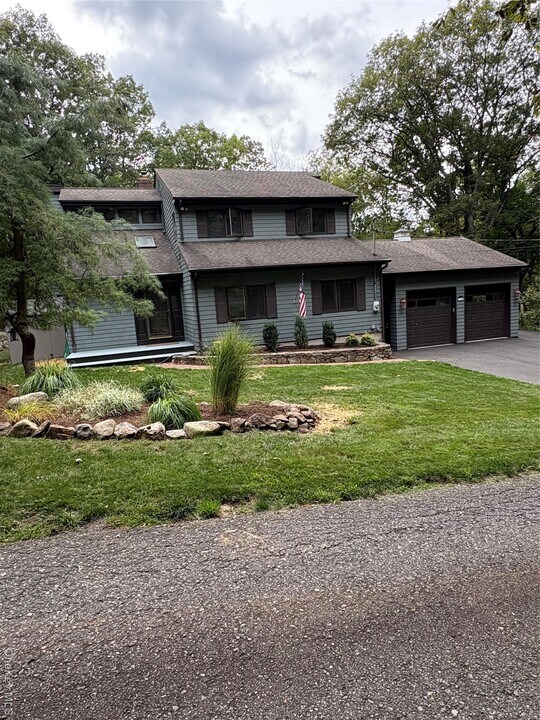 104 County Rd 65 in Stony Point, NY - Building Photo