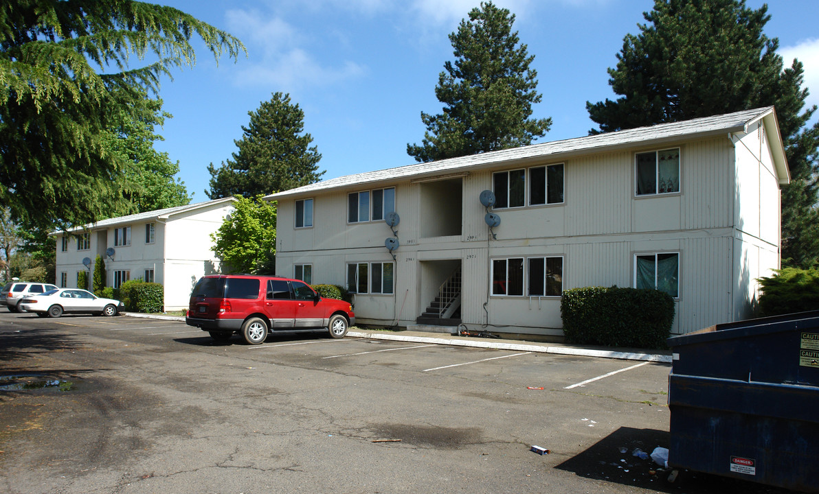 2921-2991 J St in Hubbard, OR - Building Photo