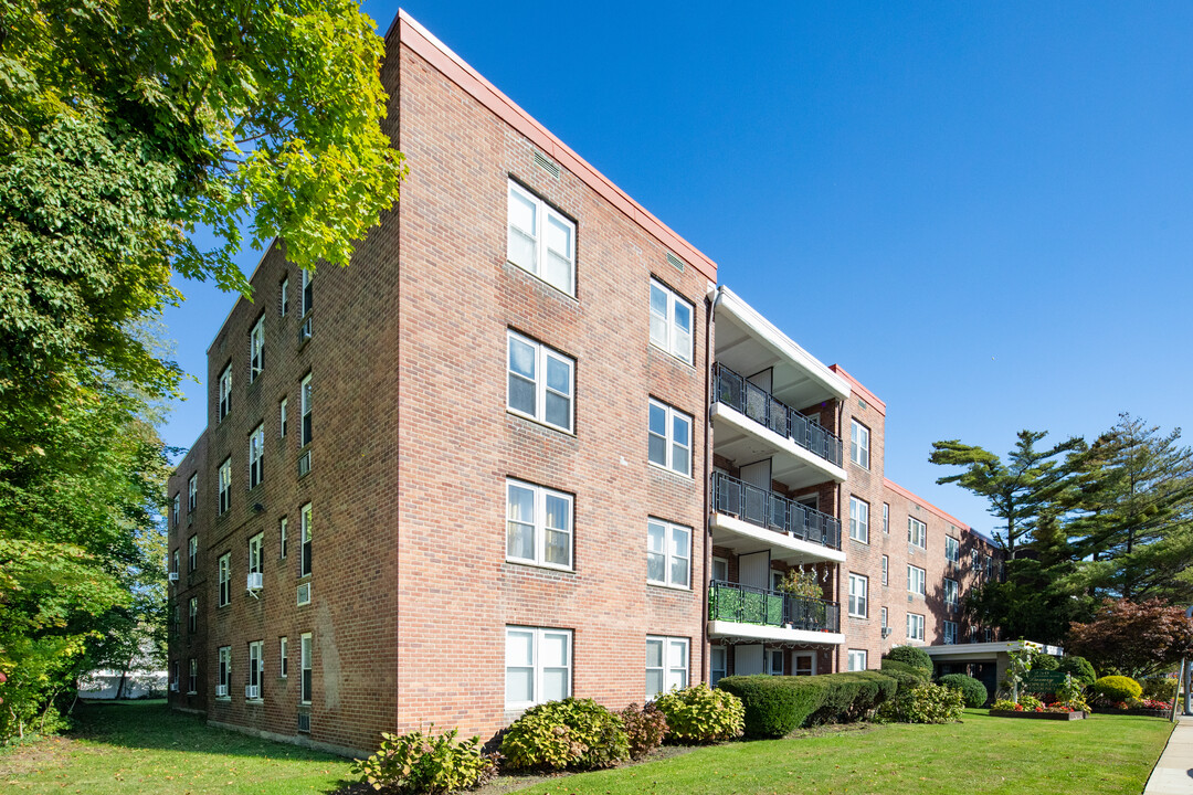 Country Club Manor in Freeport, NY - Building Photo