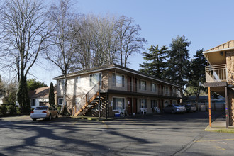 Stone Manor Apartments in Salem, OR - Building Photo - Building Photo