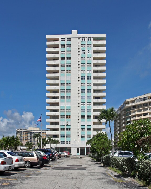 Plaza Towers North in Hallandale Beach, FL - Foto de edificio