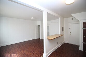 2445 N Calvert St in Baltimore, MD - Foto de edificio - Building Photo