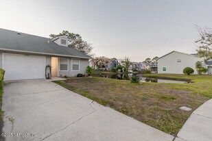 11060 Wandering Oaks Dr in Jacksonville, FL - Building Photo