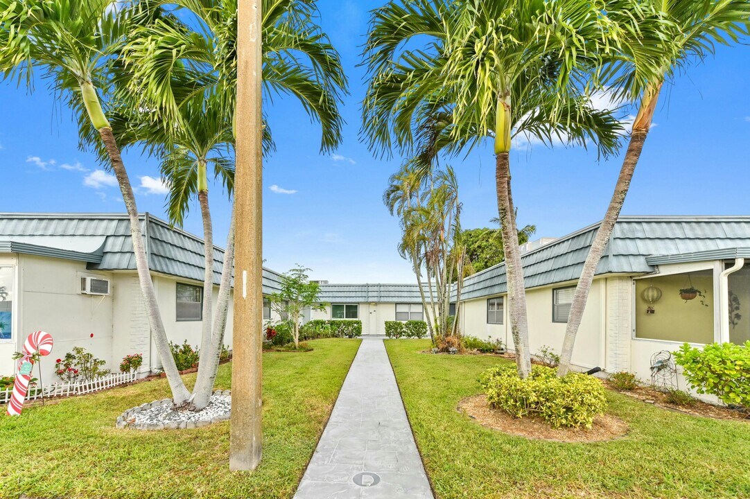 91 Waterford D in Delray Beach, FL - Building Photo