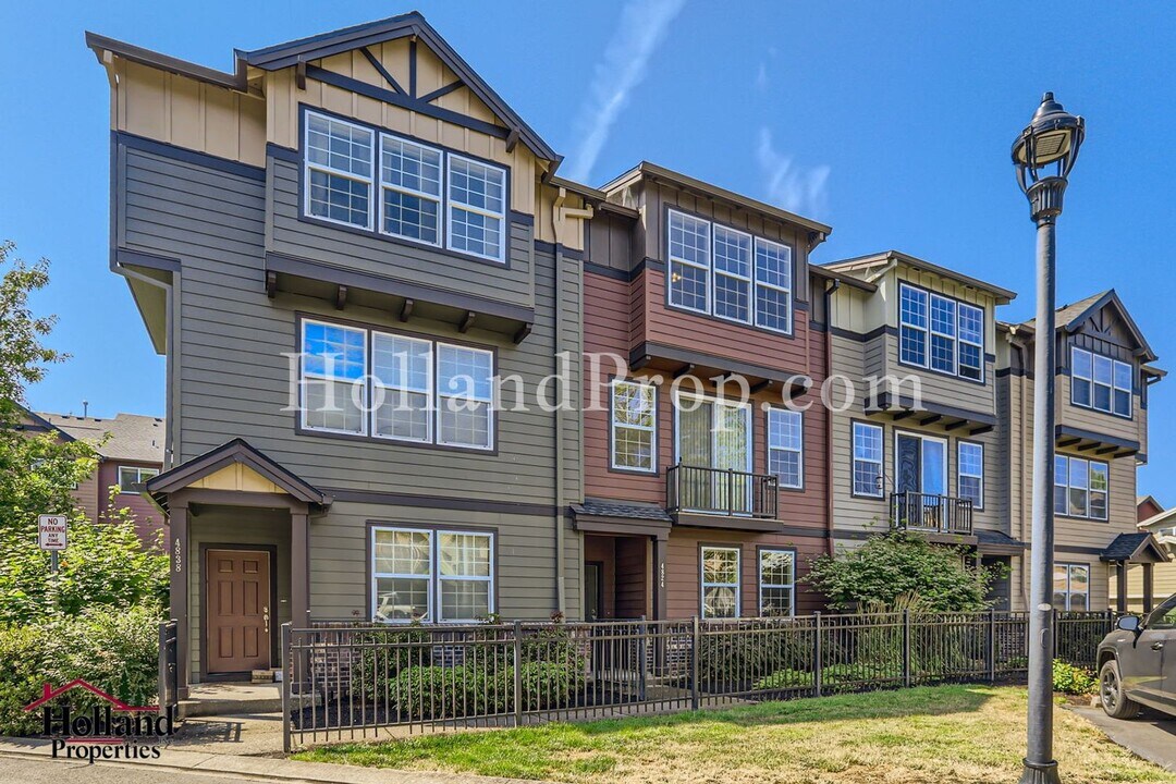 4824 SE Northwood Way in Hillsboro, OR - Building Photo