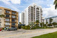 The Harbor Towers & Marina in West Palm Beach, FL - Building Photo - Building Photo