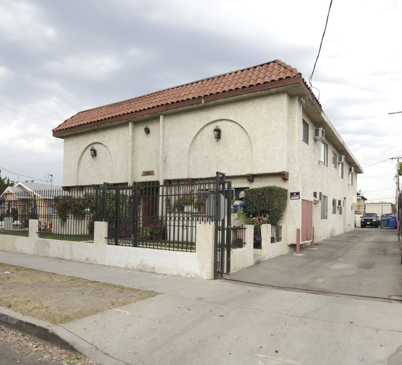 6941 Morella Ave in North Hollywood, CA - Building Photo