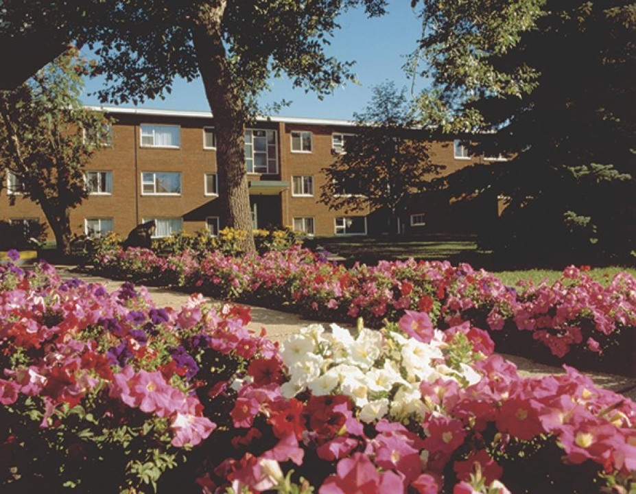 Baywood Park in Edmonton, AB - Building Photo