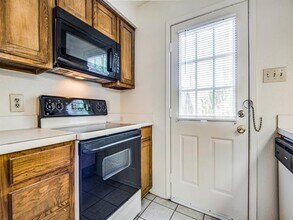 929 W Hickory St in Denton, TX - Building Photo - Building Photo