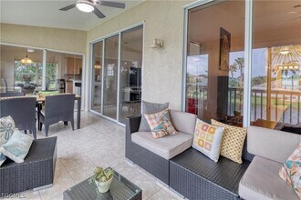 14561 Glen Cove Dr, Unit 904 in Ft. Myers, FL - Foto de edificio - Building Photo