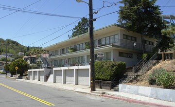 221 Escobar St in Martinez, CA - Foto de edificio - Building Photo