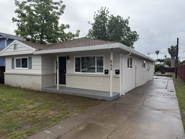 636 Las Palmas Ave in Sacramento, CA - Foto de edificio - Building Photo