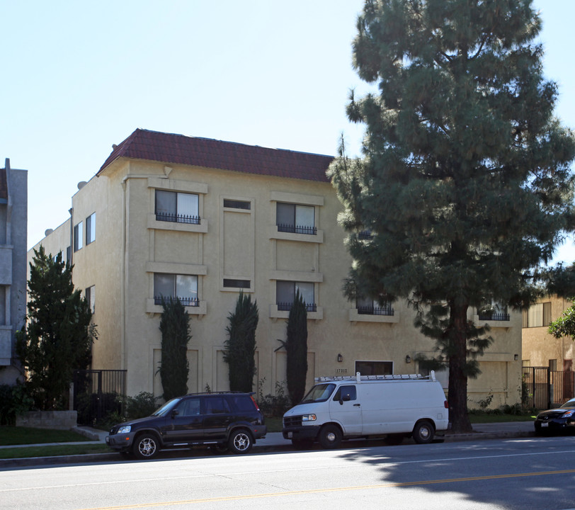 17312 Chatsworth St in Granada Hills, CA - Foto de edificio