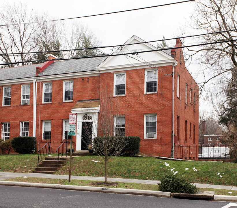 4034 Calvert St NW in Washington, DC - Building Photo