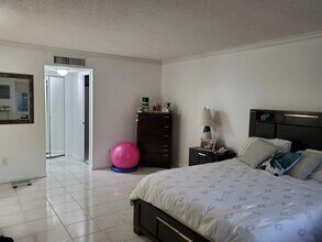 7732 Camino Real, Unit F-319 in Miami, FL - Foto de edificio - Building Photo