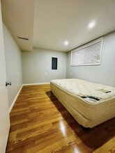 1056 Olympia Ave NE in Renton, WA - Foto de edificio - Building Photo