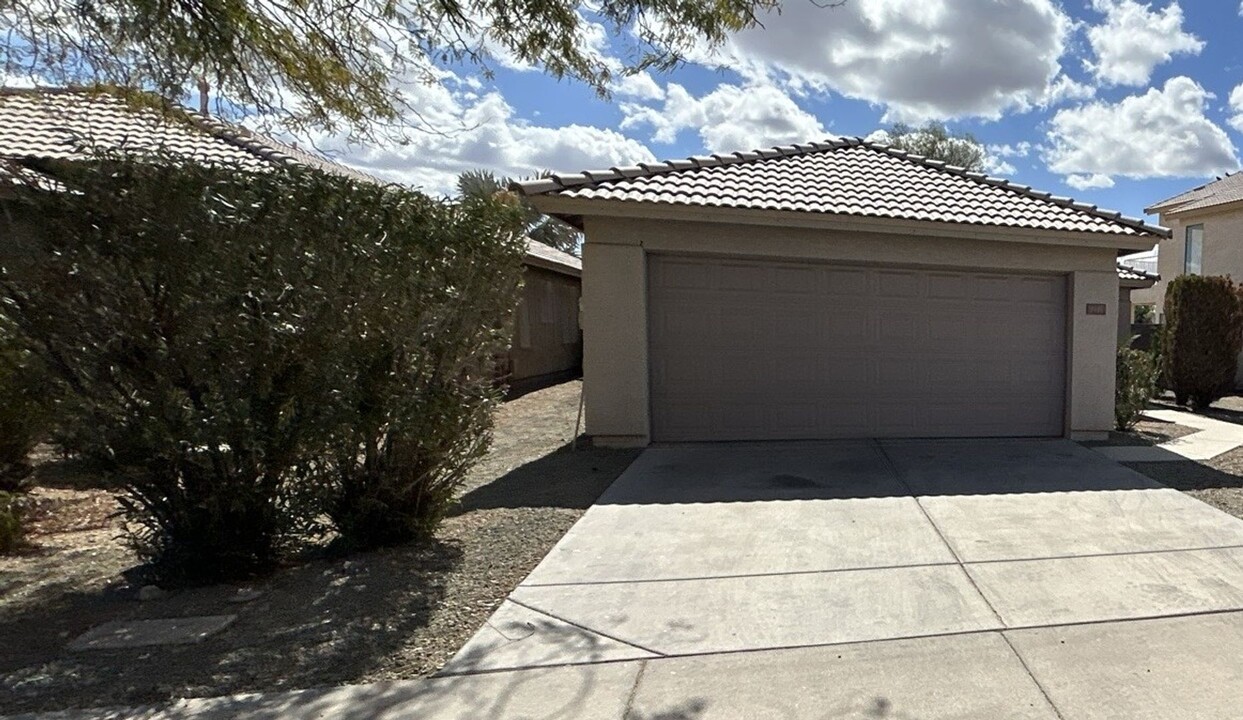 1945 N 107th Dr in Avondale, AZ - Foto de edificio
