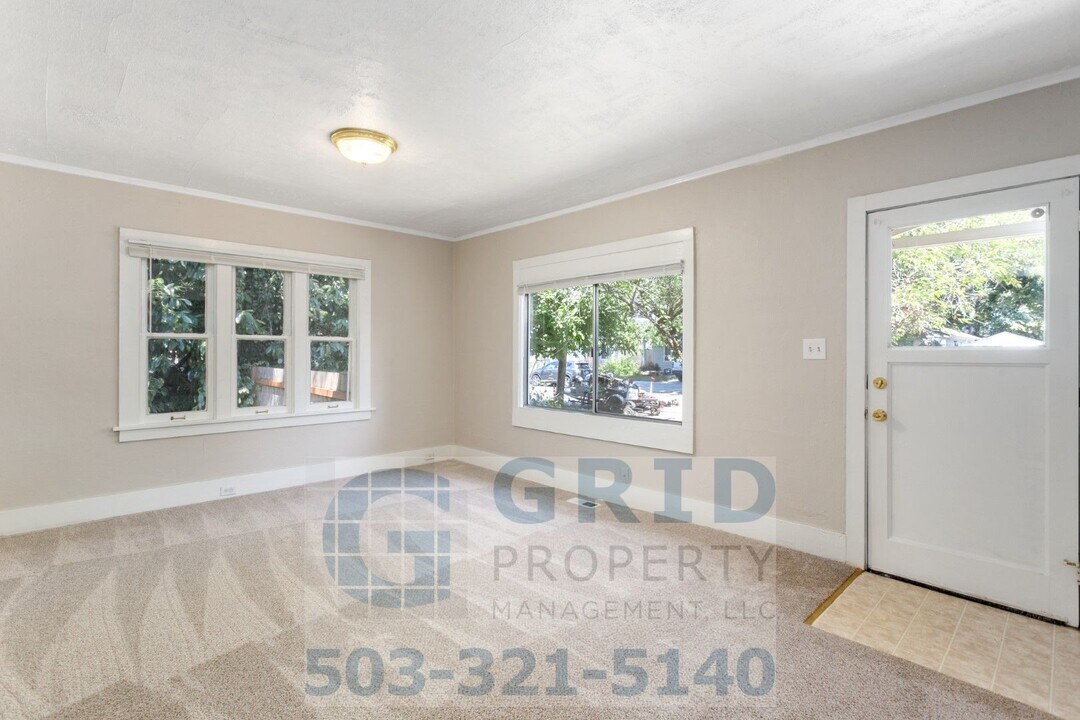 5519 SE 61st Ave in Portland, OR - Building Photo