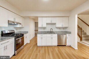 18 Indian Hills Ct in Rockville, MD - Building Photo