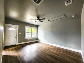 126 Uvalde St, Unit 102 in San Antonio, TX - Building Photo - Building Photo