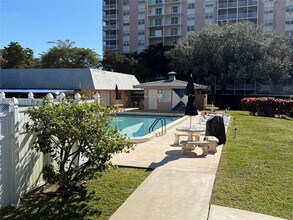 3575 Brokenwoods Dr in Coral Springs, FL - Foto de edificio - Building Photo